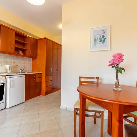 Kosmos St6 In Agios Stefanos 4*